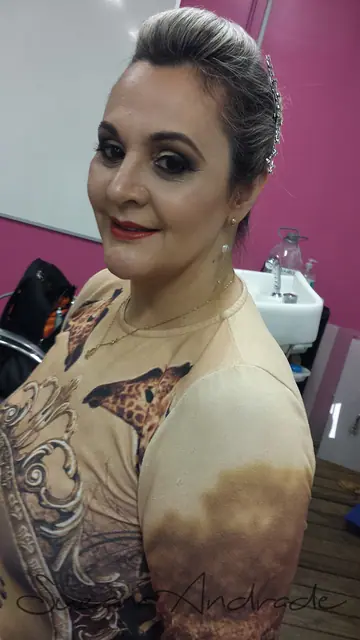 Penteado preso com tiara, visto de costas