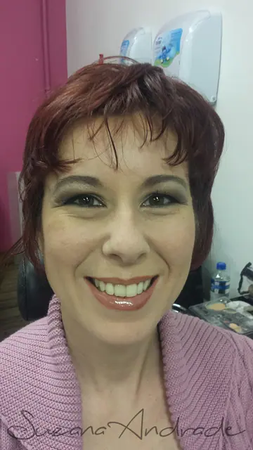 Mulher sorrindo com maquiagem finalizada