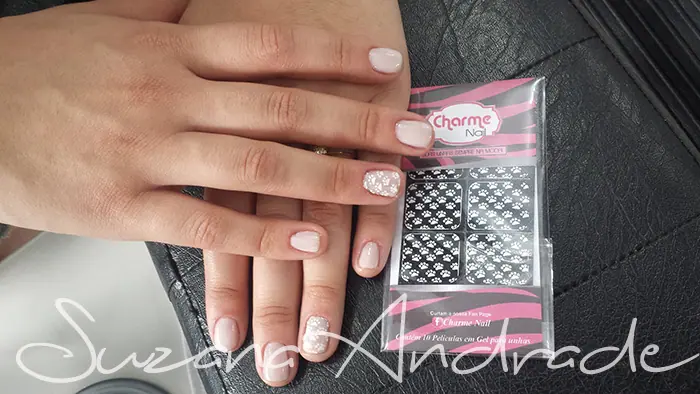 Unhas das mãos e dos pés com esmalte claro e adesivos