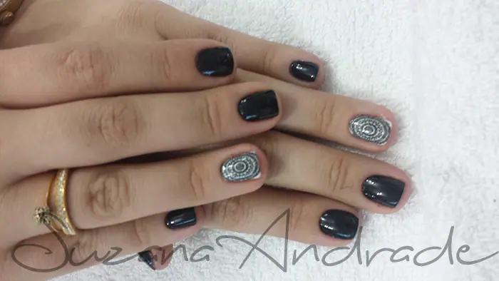Unhas com esmalte preto e detalhe prateado